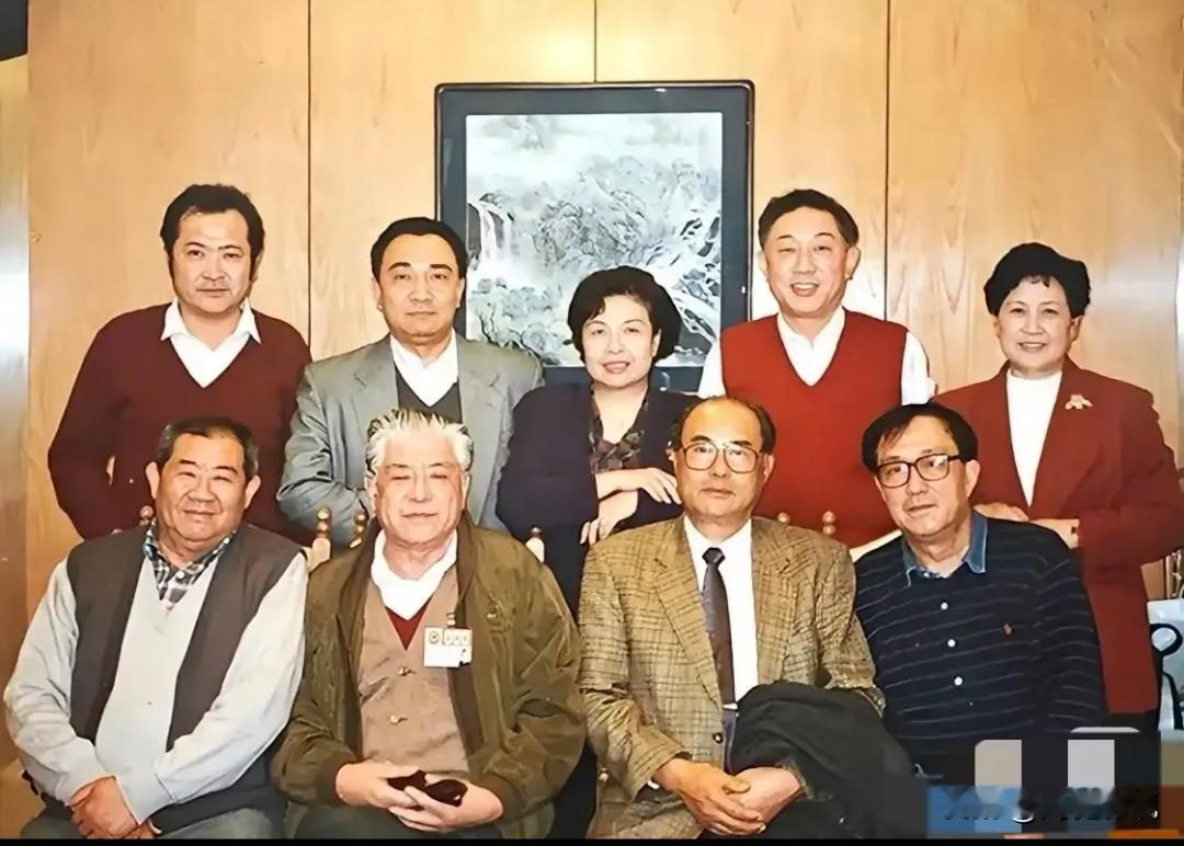 后排就认得出老艺术家陶玉玲、鲍国安，前排左二的是李默然，曾在《甲午风云》里塑造经