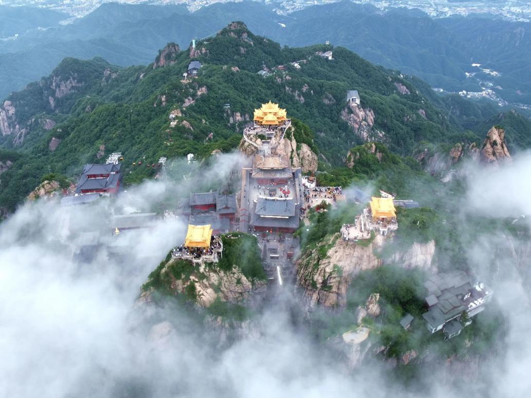 “真正的神仙工作！”七月的第一个工作日，老君山景区扔出一枚重磅炸弹，月薪六万，包