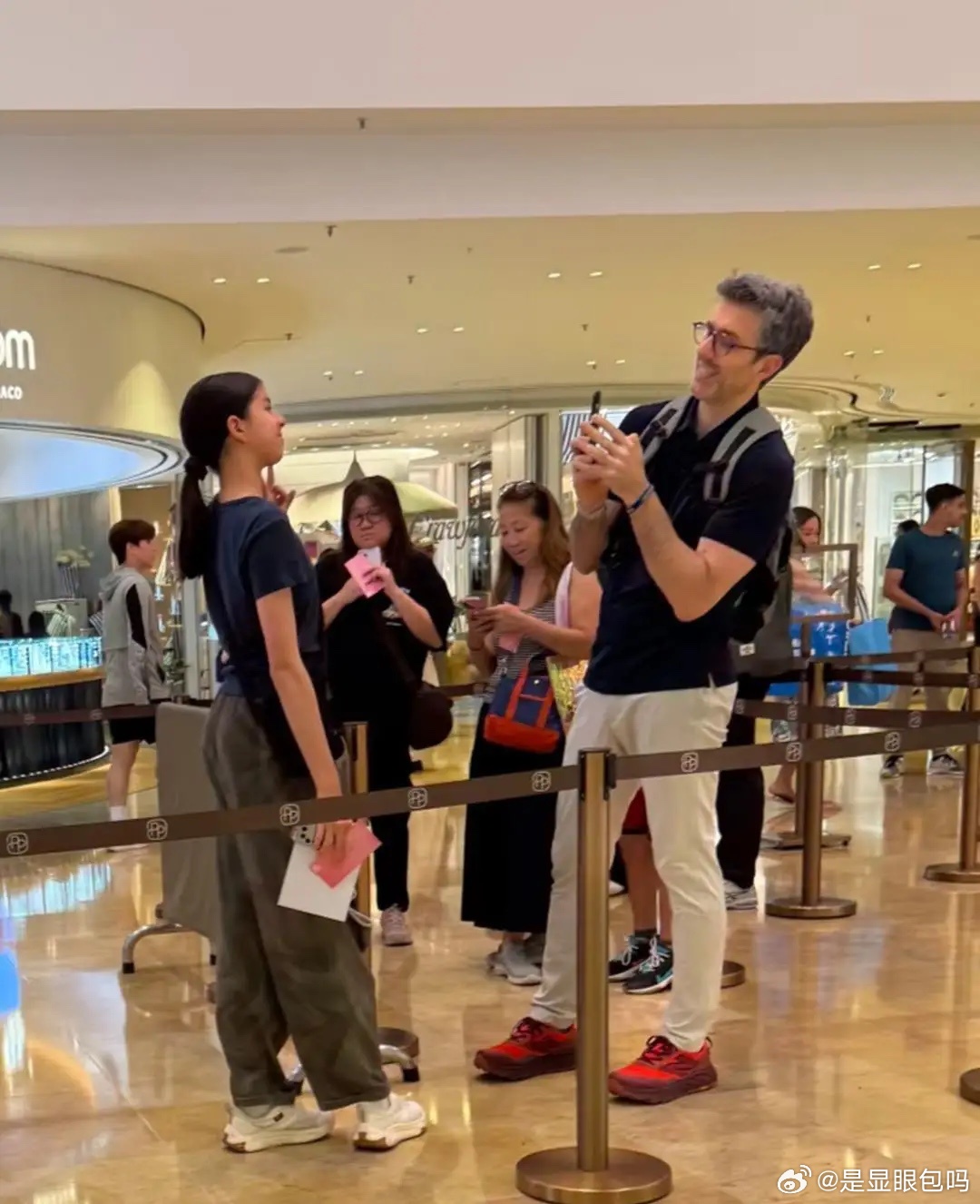 在香港商场偶遇梁咏琪老公和女儿，11岁女儿身材高挑，五官长得端正，气质与众不同，