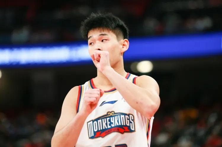 轻松取胜！广东与同曦比赛的7项数据对比如下:
1，篮板:广东43个，同曦35个，