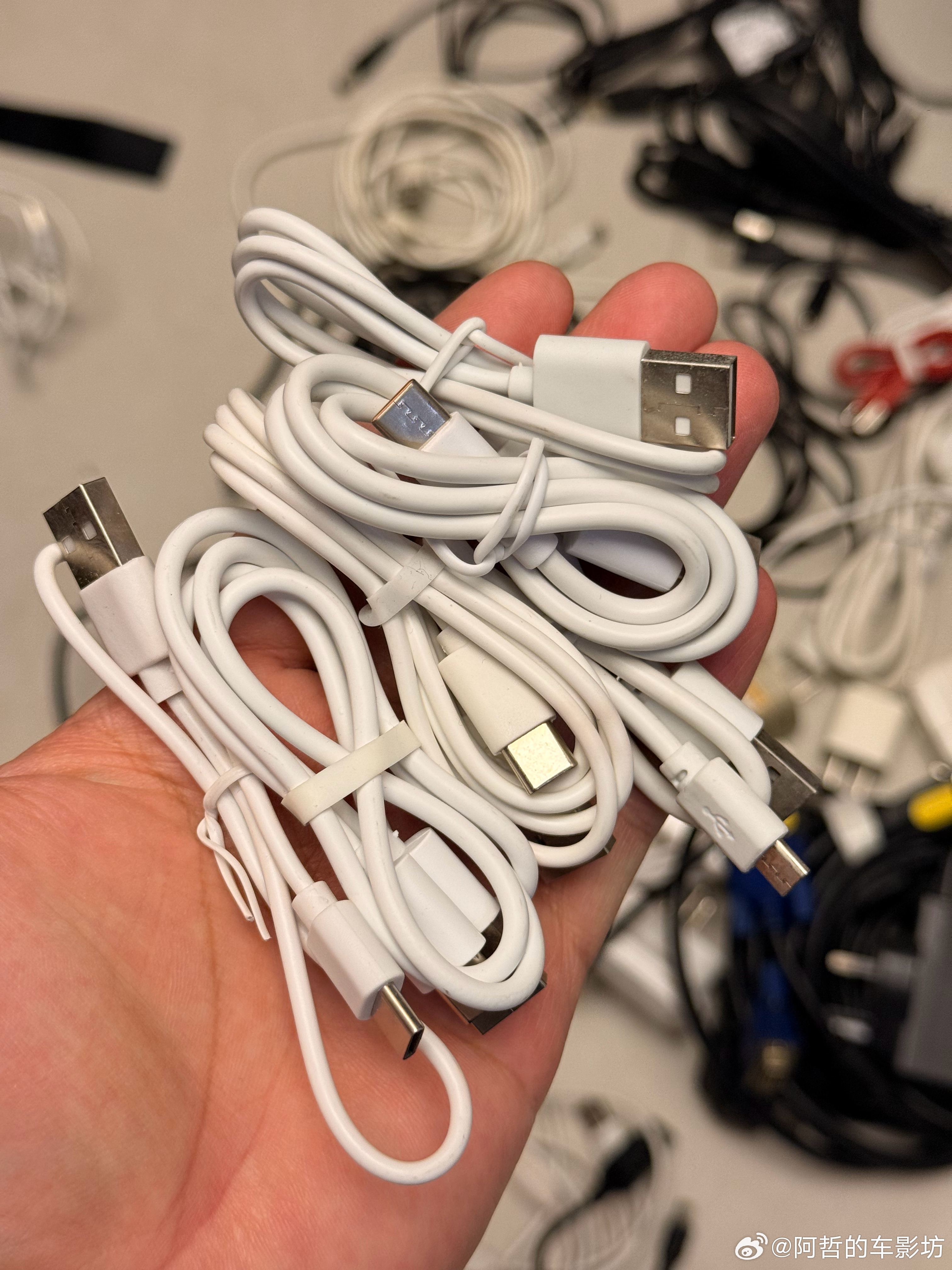 又收拾出一堆这类质量未知的Type-C线基本上都是各种小电器和玩具配来的用也用不