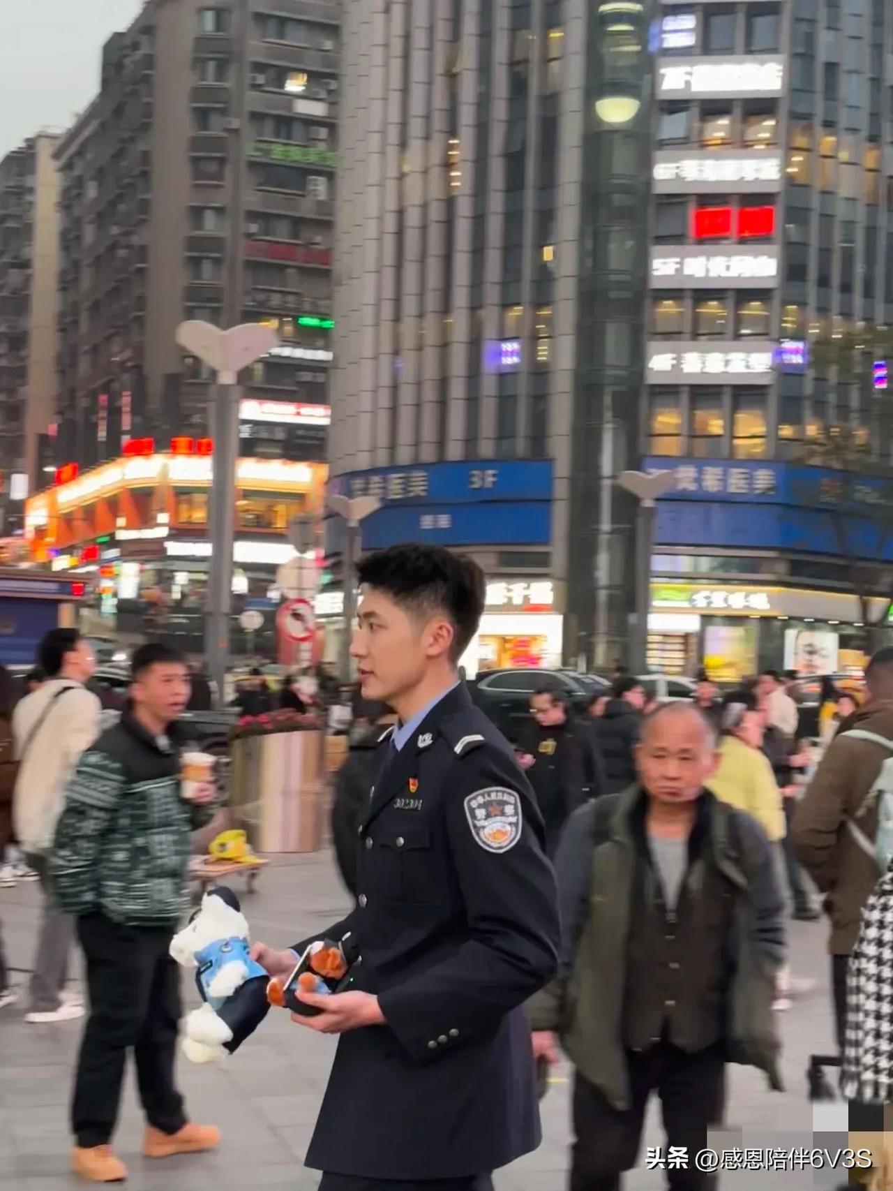 一开始我还以为碰见黄景瑜了呢，差点儿激动坏了。仔细一看，原来是误会了，侧面看着真