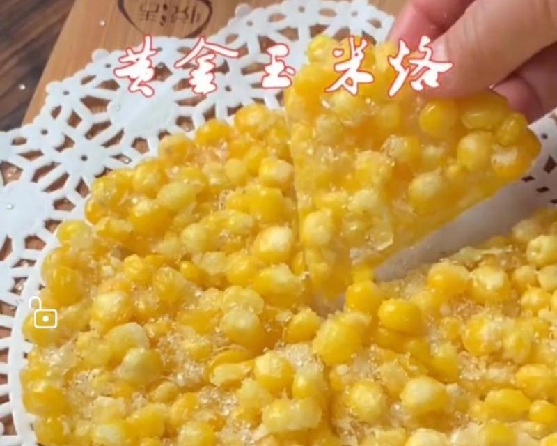 这个黄金玉米烙靠谱！做法超级简单，将玉米粒与淀粉、糯米粉等混合后，小火慢煎至定型