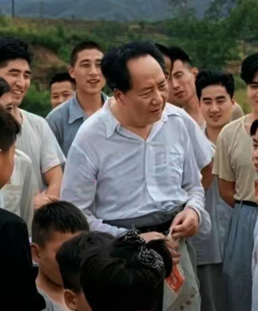 毛主席对老百姓总是那种慈祥，纯朴、接地气！