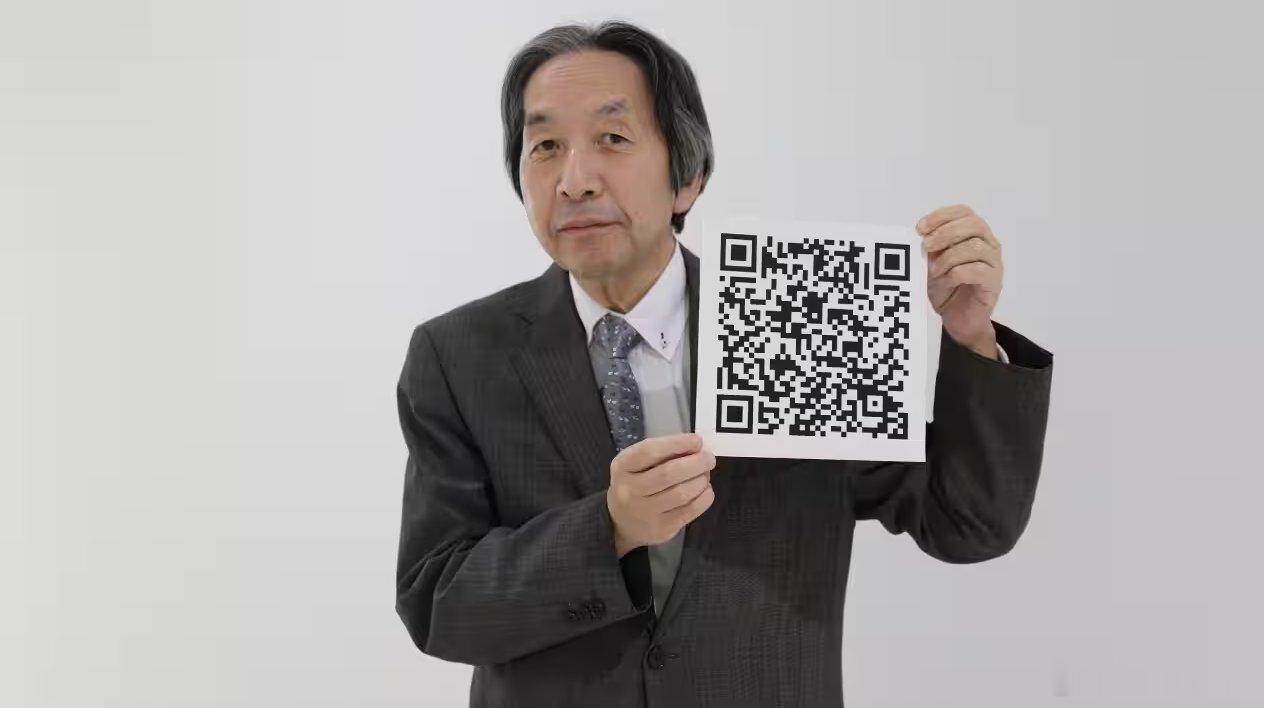 一位日本工程师为了一份工作发明了二维码，用于跟踪丰田生产线上的汽车零件，然后他的