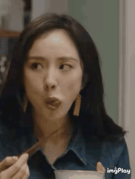 网友吐槽幂姐在证明自己的路上越走越远：你们老是说我假吃，我证明给你们看你们说我胸