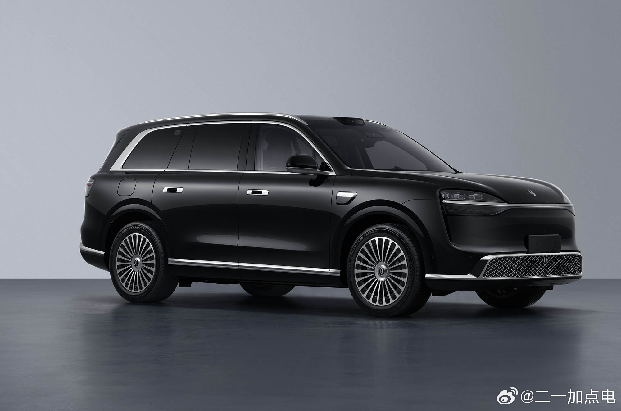 我个人是比较喜欢新m9这个格栅的，但是其他设计就，还行吧。门把手也更改成符合新国