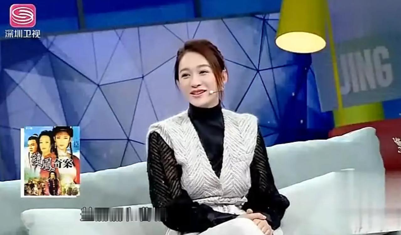 李小冉说：“我跟我老公第一次见面的时候，是我十七岁的时候。我当时拍一部戏叫做《双