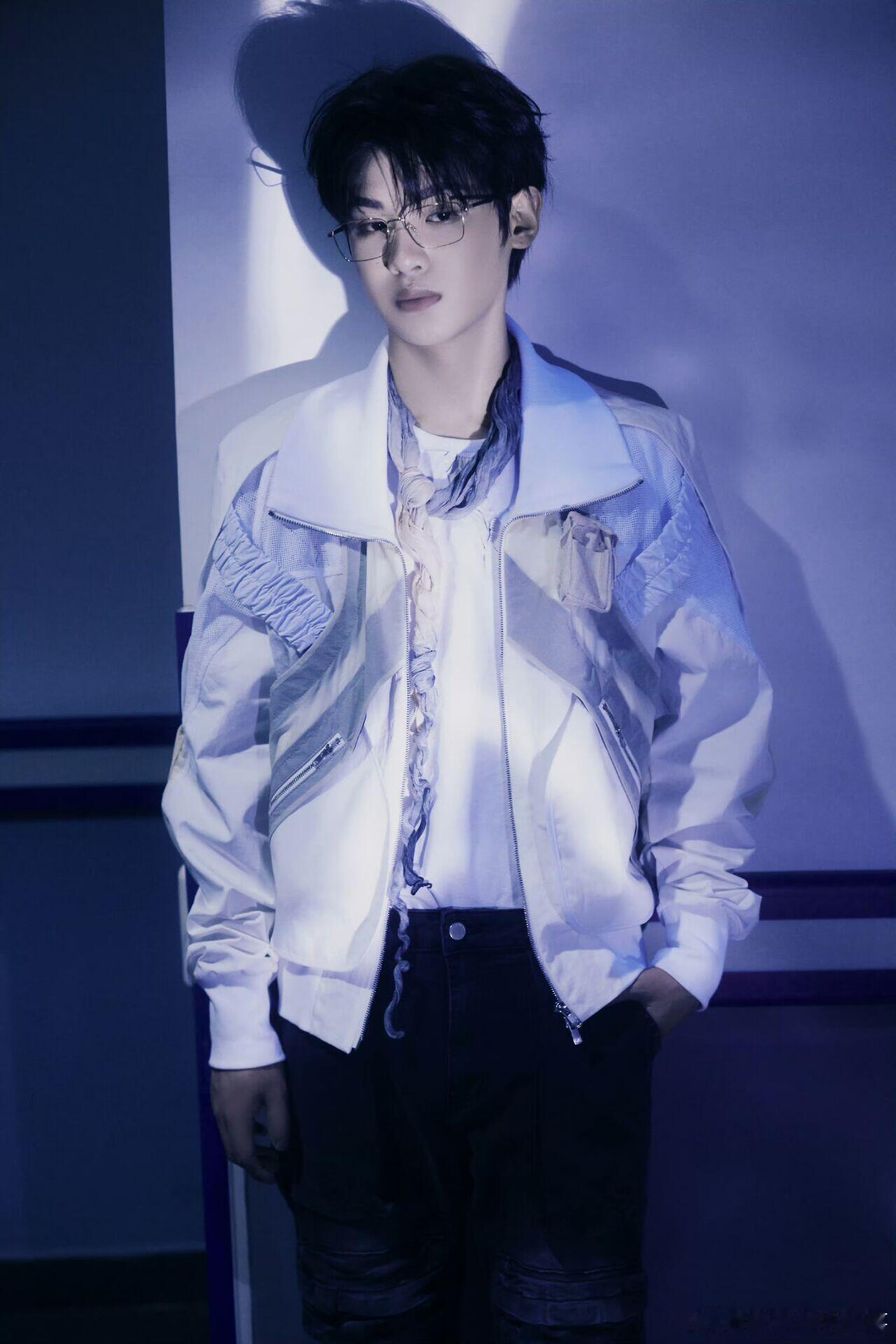 #黄明昊业绩排乐华第二##黄明昊[超话]# 古希腊掌管反差的神—黄明昊怎么会有人