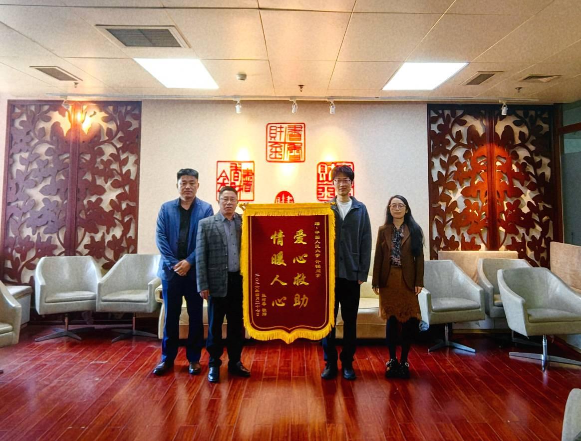 近日，北京街头出现暖心一幕！北京俩硕士生坐网约车出行，途中司机突发脑梗死，两名学