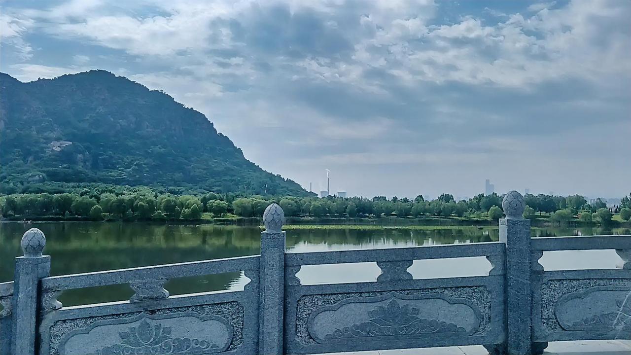 晨练是空腹还是吃点再练我都是起床简单洗漱后就出去晨练，晨练前不吃东西，但一定会喝