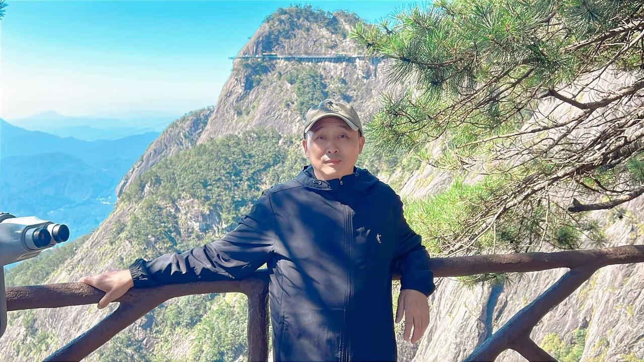 临江仙·又到寒露、盼岁缓行

文/青云
漫逐流年尘事，浮生几度悲欢。
风摧霜鬓暗