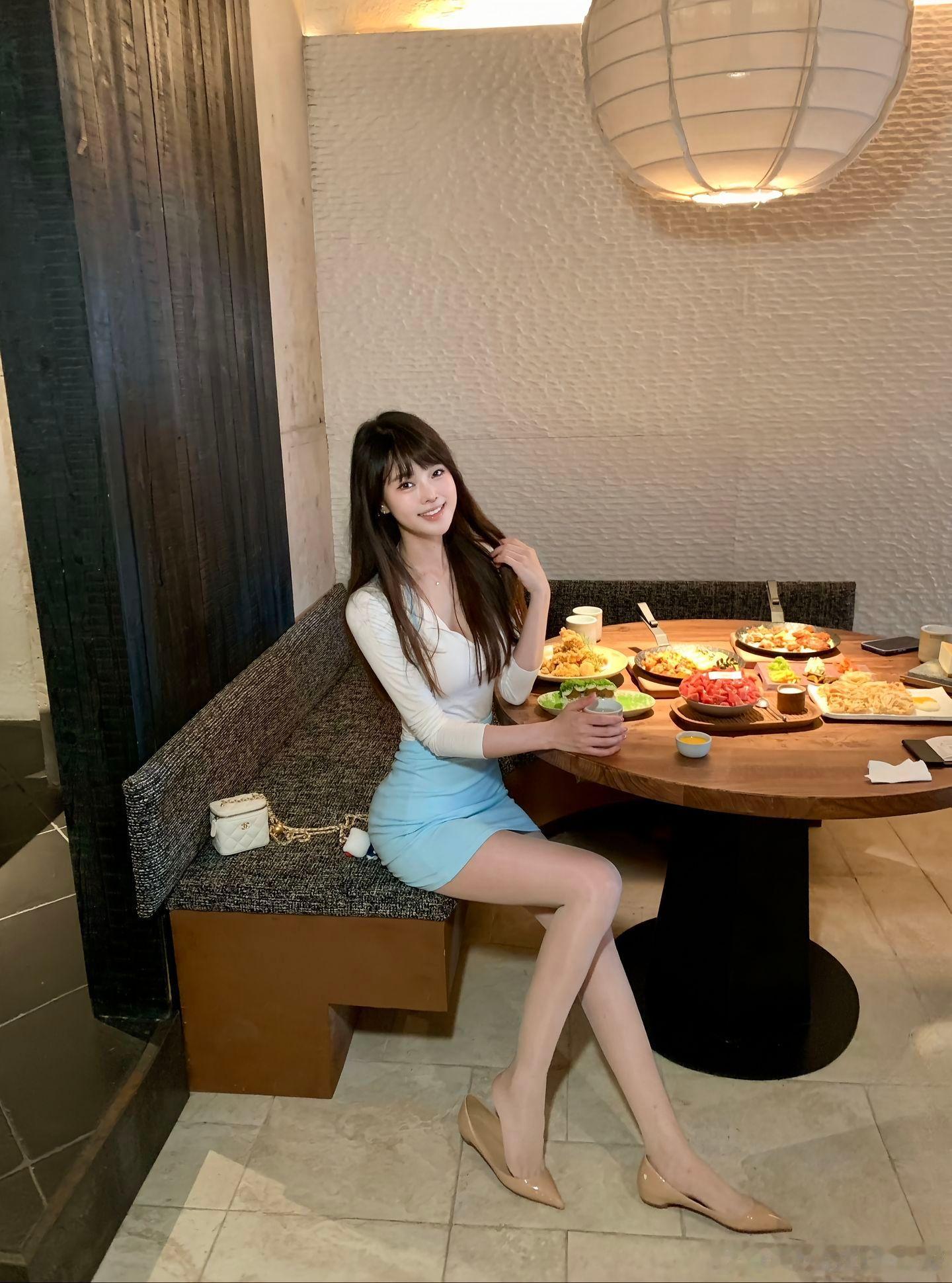 丝袜搭配浅口平底鞋，足弓的若隐若现更显曲线美～ ​​​