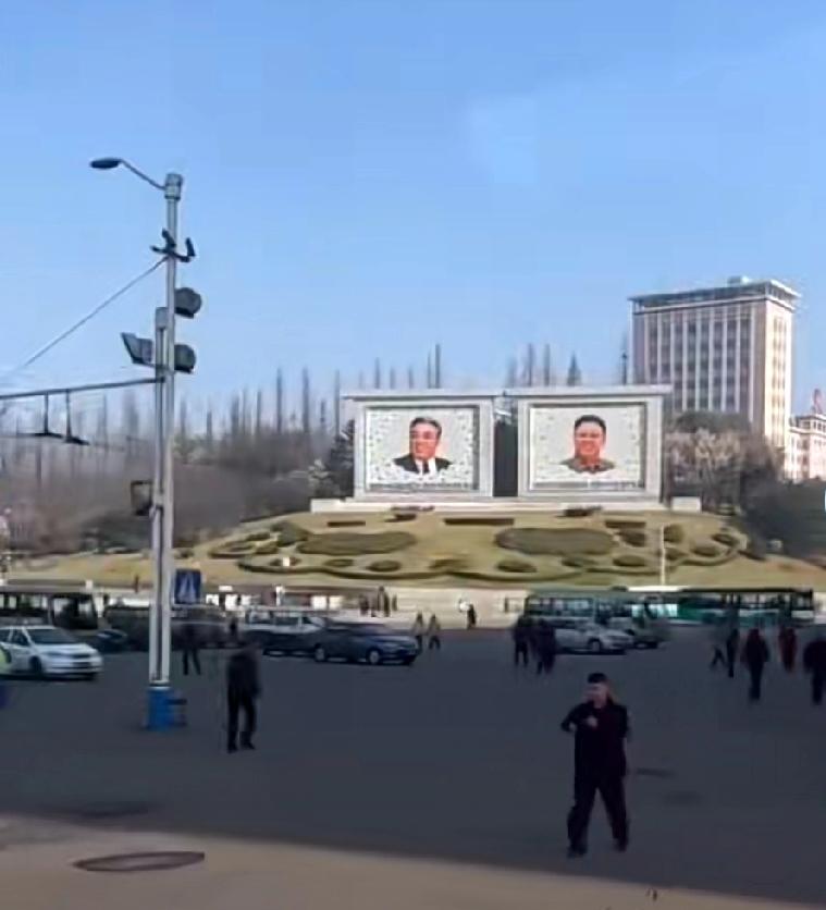 中朝列车开通后，朝鲜人看着拿着手机、穿着冲锋衣和牛仔裤、脚蹬运动鞋的中国人，眼神