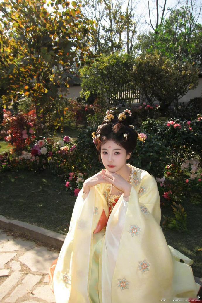 宋雨琦说喜欢白鹿李佩仪妆造 可以说李佩仪的妆造真是长在了我的审美点上，每一套都很