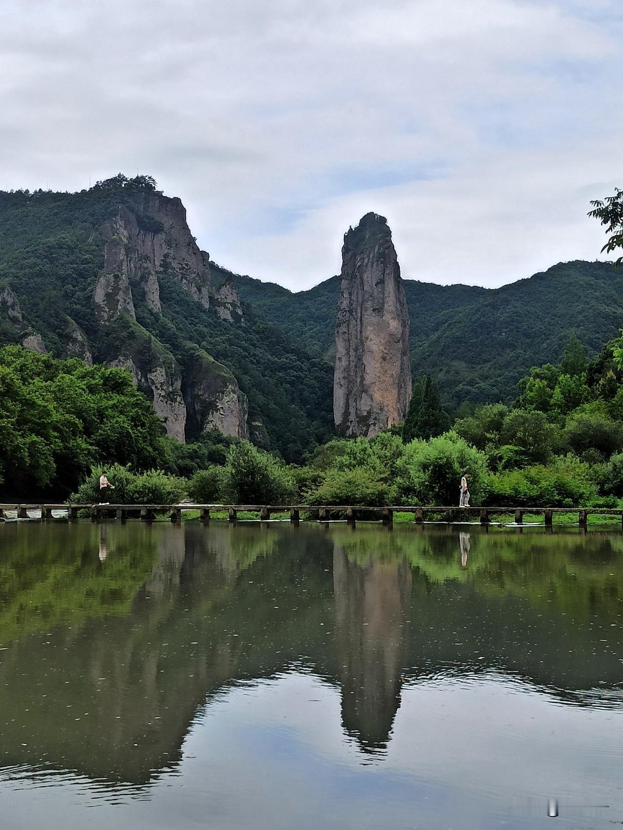 有“天下第一笋”之称的鼎湖峰，位于浙江丽水缙云仙都景区，状如春笋，直刺云天，高 