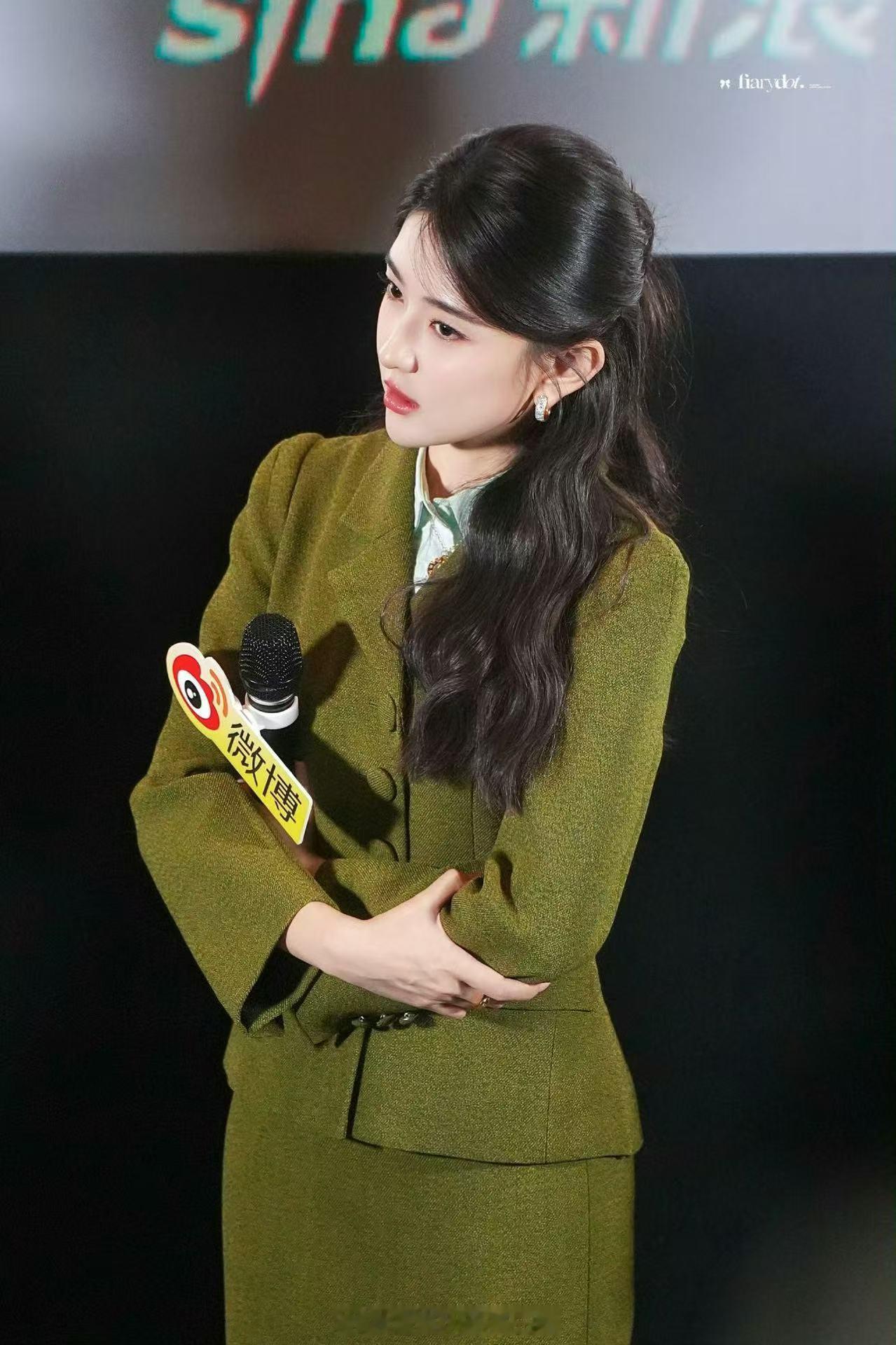 梁洁美成洋娃娃了梁洁真的好美啊！罚罪2演技真的很好，现场活动照好看的嘞。 