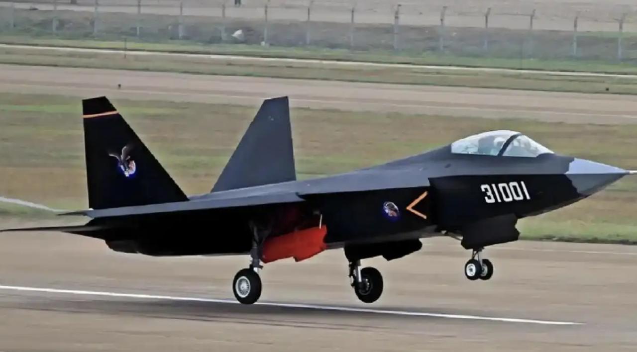 证实了？张艺谋的新作《惊蛰无声》，讲述的很可能就是沈飞FC-31泄密事件。

当