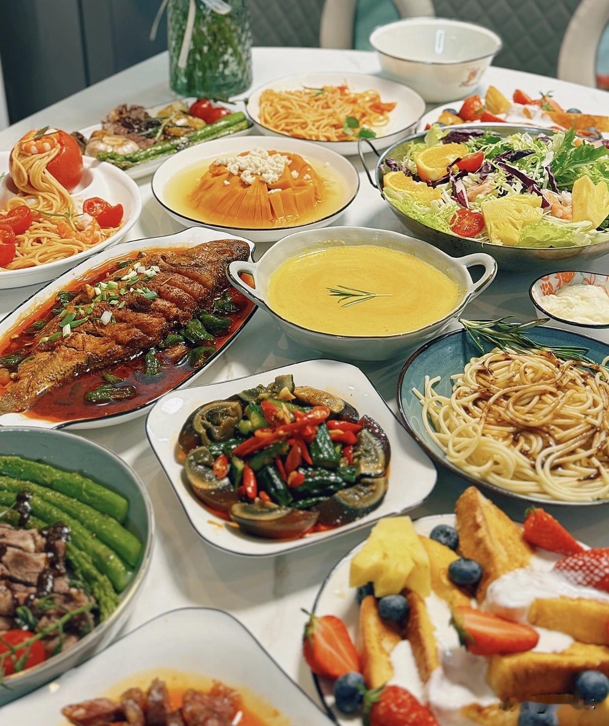 说实话我两样都喜爱，但心里还是偏向中餐。中餐花样太多，煎、炒、烹、炸各有滋味，家