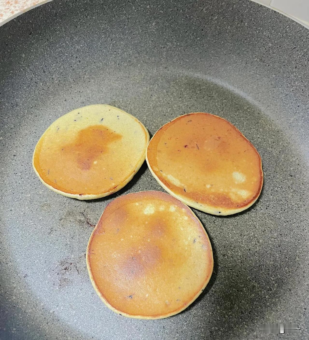 2岁+宝宝早餐，你们去做这个！！蓝莓苹果松饼
宝宝手指食物天花板🍎🫐蓝莓苹果
