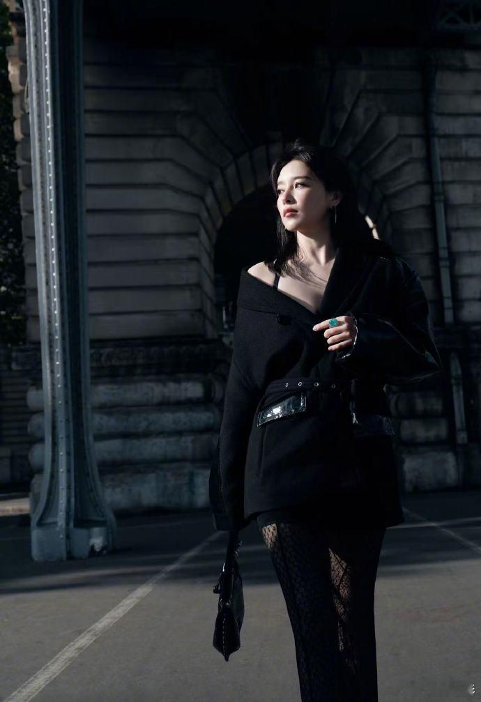阚清子锁骨阚清子锁骨好美，姐姐状态越来越好了阚清子深V露锁骨 ​​​