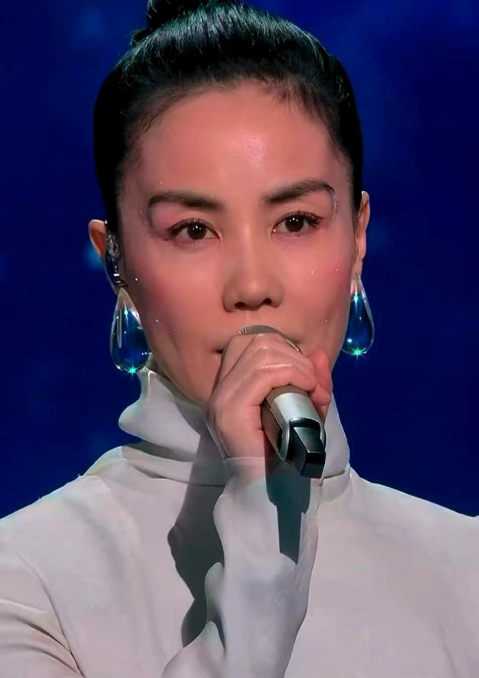 不要问，问就是AI。
 
把王菲春晚的眉毛骂上热搜，说她太阳穴凹陷，眉尾下垂显得