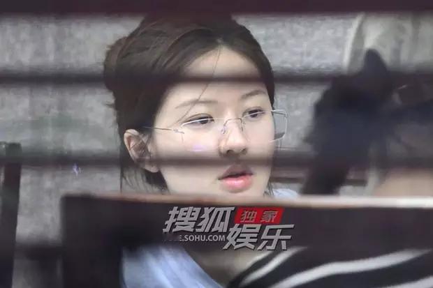 #赵露思素颜与朋友聚餐# 捉到一只可爱露思[赢牛奶]赵露思被拍到和同事聚餐吃烤肉