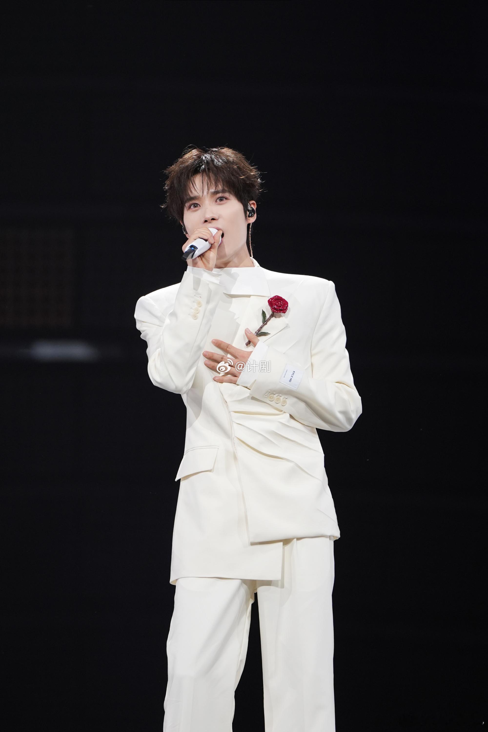 井胧终于唱大东北是我的家乡了 井胧一开嗓，就知道这味儿对了。他声音里的那种“艮”