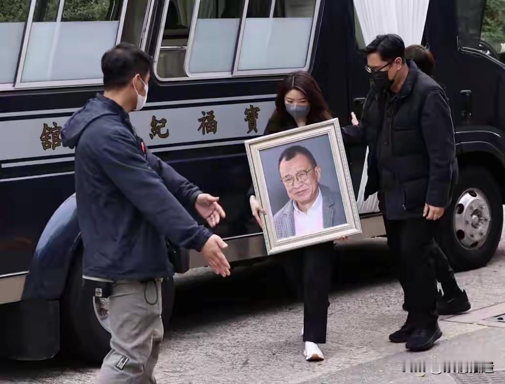 许绍雄出殡继子低调现身，搀扶母亲呵护妹妹，视许绍雄为亲生父亲