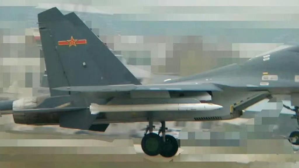 空空导弹大型化的弹道设计这两天微博流传某型空空导弹全尺寸模型照片，据博主大佬们分