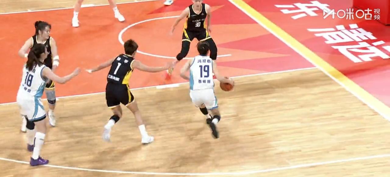 3月4日WCBA俱乐部杯这场比赛太精彩了！江苏女篮的罗欣棫和张曼曼跟随国家队集训