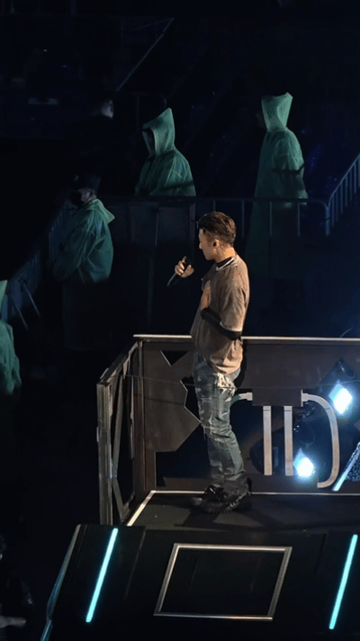 谢霆锋竟然点歌了 武汉站最大的彩蛋不是嘉宾，不是安可，而是一首叫《点歌》的歌。谢