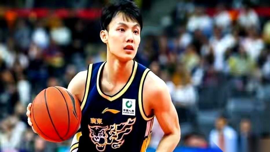 大外援萨林杰打了不到一节半，脚一崴，直接下场，所有人都以为广东宏远这口气要散了。