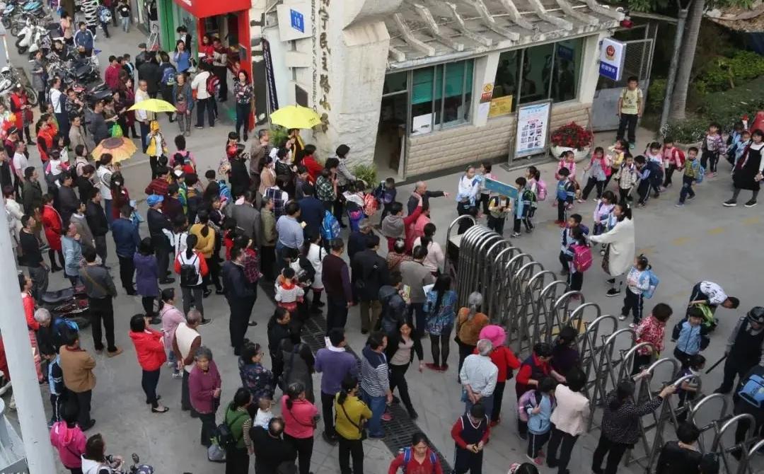 学校内的秩序和学生安全肯定要由学校和老师负责，但学生出了校门出事后也要学校负责吗