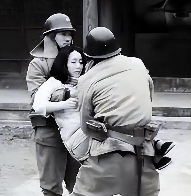 “反正都要杀死她们，不如就先好好享受一下...”日军在举兵进入南京城之后，日军军