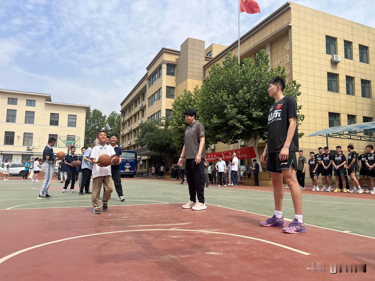 山东高速篮球俱乐部公益活动走进济南黎明学校，俱乐部总教练纪民尚，副总经理董晓旭，