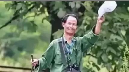 1998年，大学教授何家庆来到深山调研。由于过于饥饿，于是就向村民讨吃的。不料，