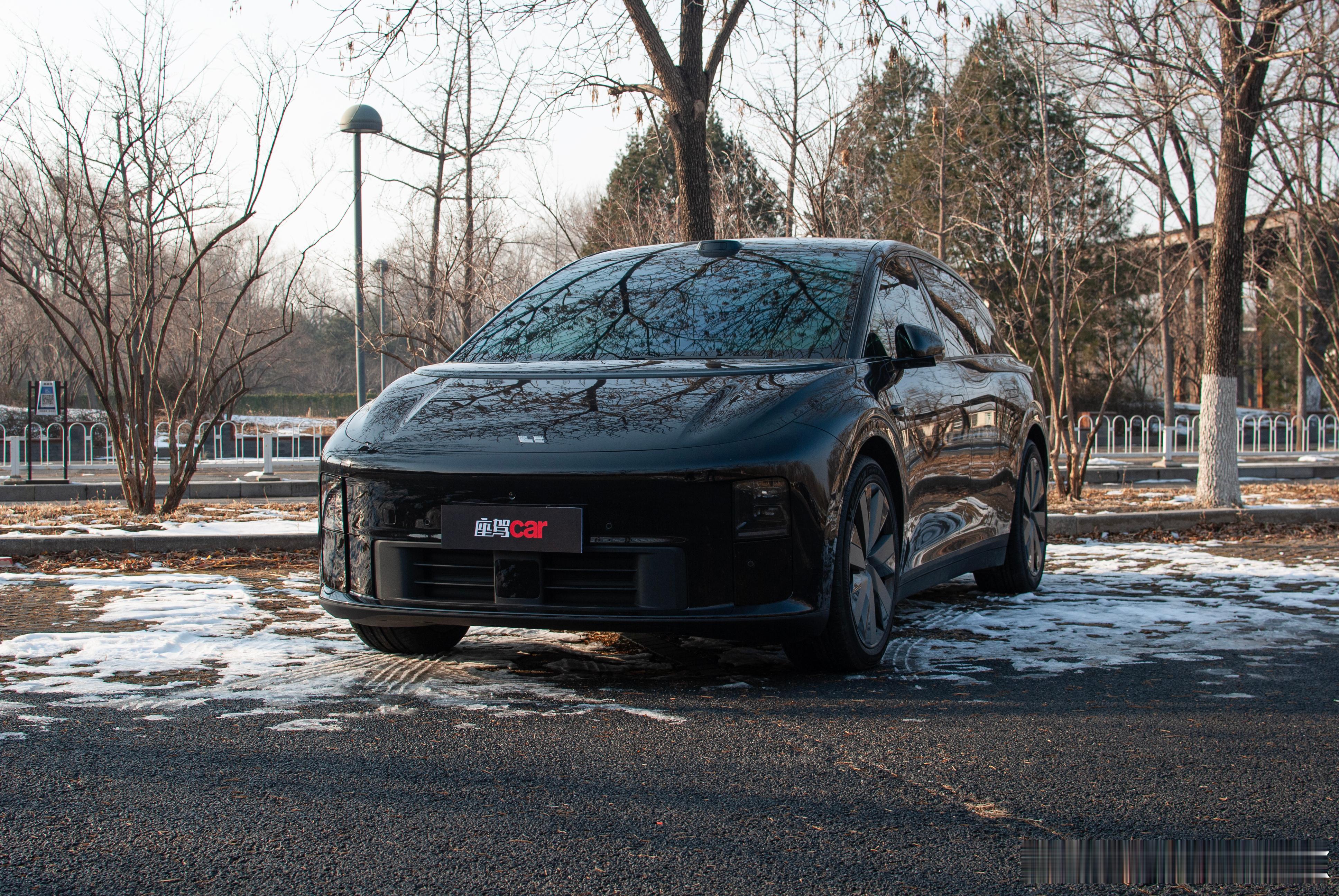 上周去奥森拍理想i6，特别巧的就是遇到另外两家媒体也在拍理想i6。小小的奥森停车