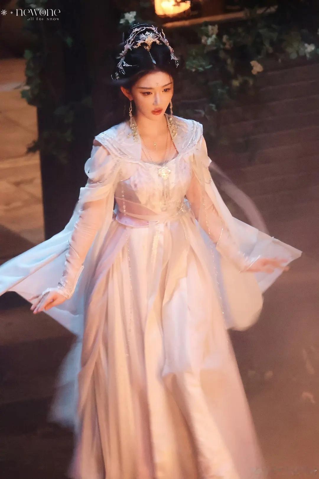 孔雪儿的脸蛋很高科技的感觉[揣手] ​​​