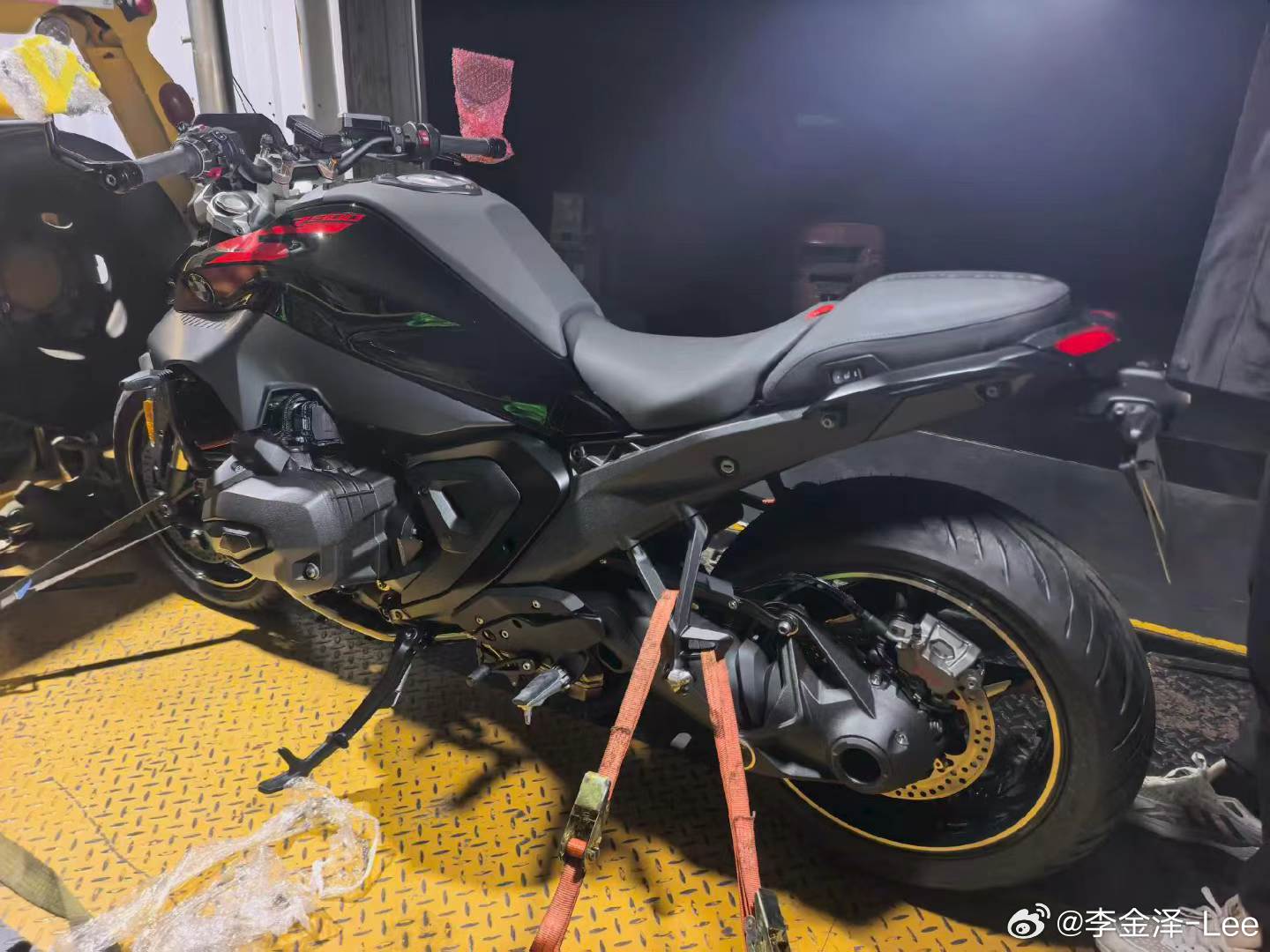 深夜给好大哥交付国内第一台宝马R1300R ​​​