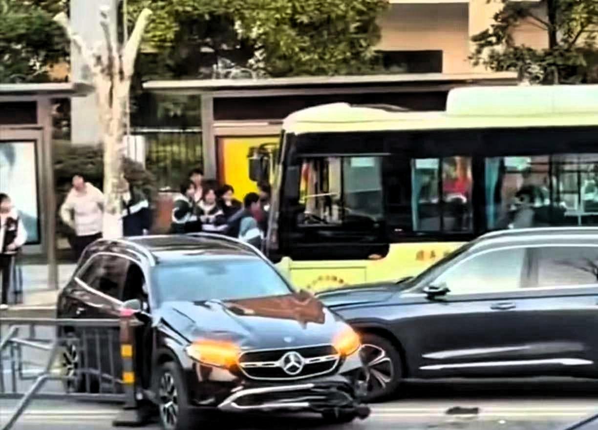 “太解气了！”江西省九江市，一车主曝光自己在九江职业大学濂溪校区与一奔驰车发生碰