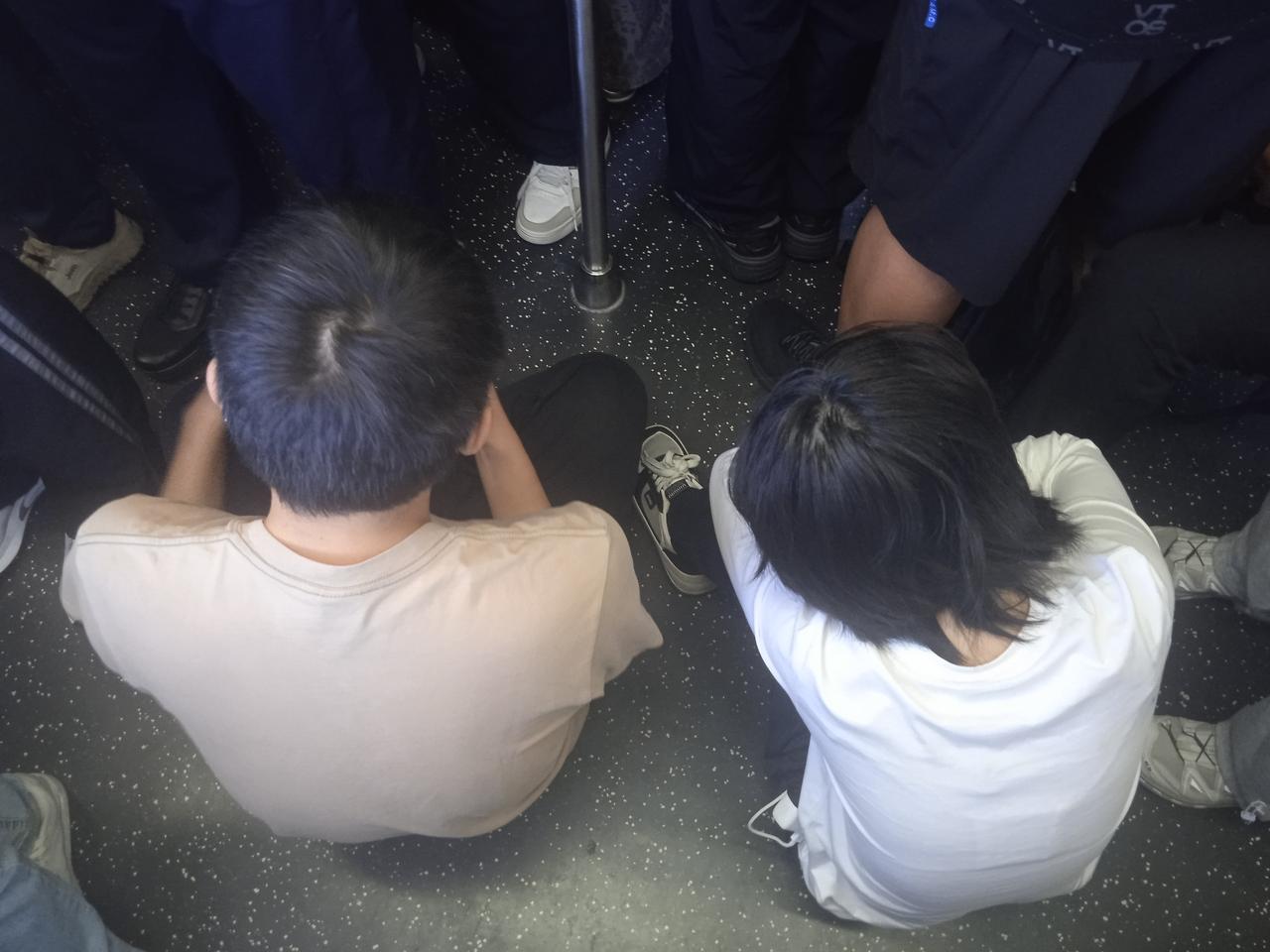北京顺义15号线，面前席地而坐两个蹲坑，一会儿下车直接跨过去，练下跨栏我觉得不错