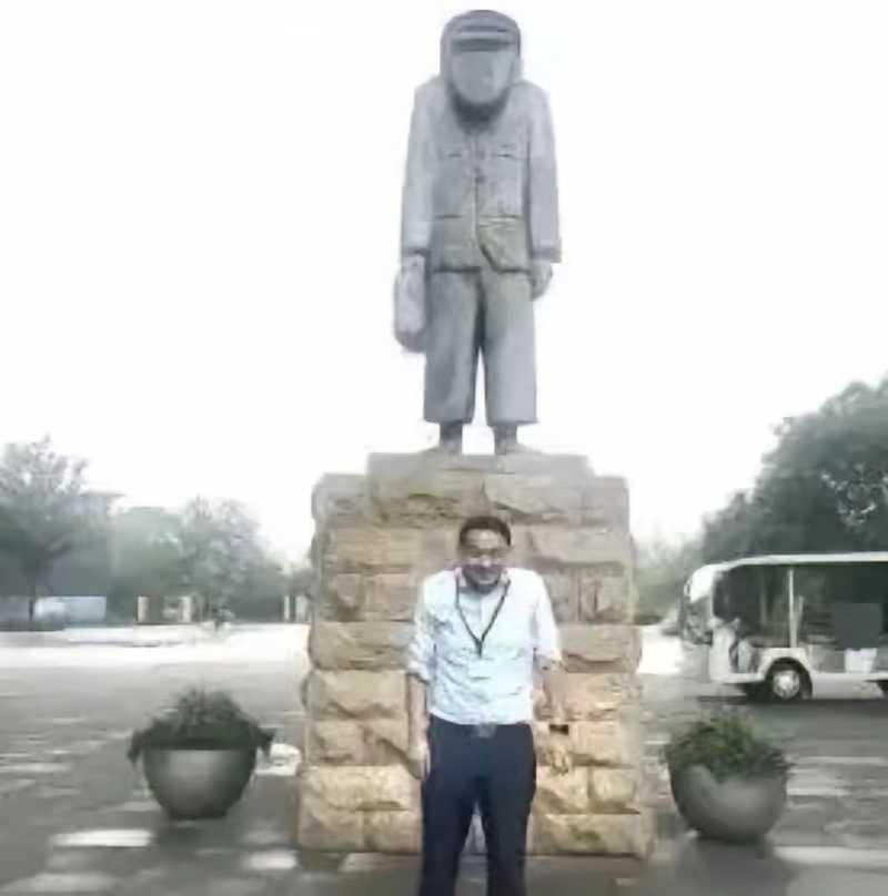 马云的阿里巴巴集团门口的雕像，很像日本的人物！这是有啥含义吗