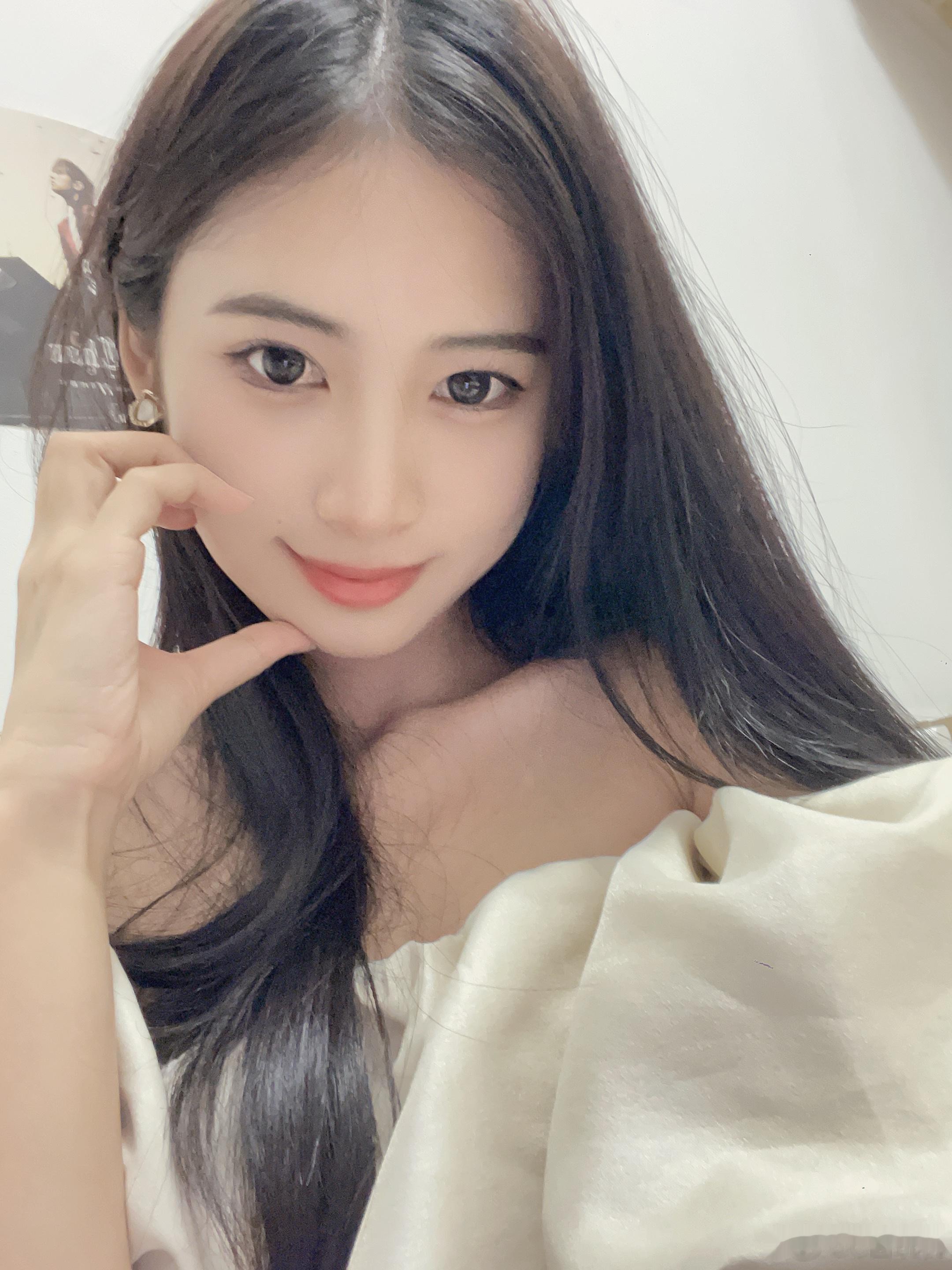 赏月啦！今晚的月亮又圆又亮，祝大家中秋节快乐呀~都吃过月饼了吗？[吃馕]#超级月