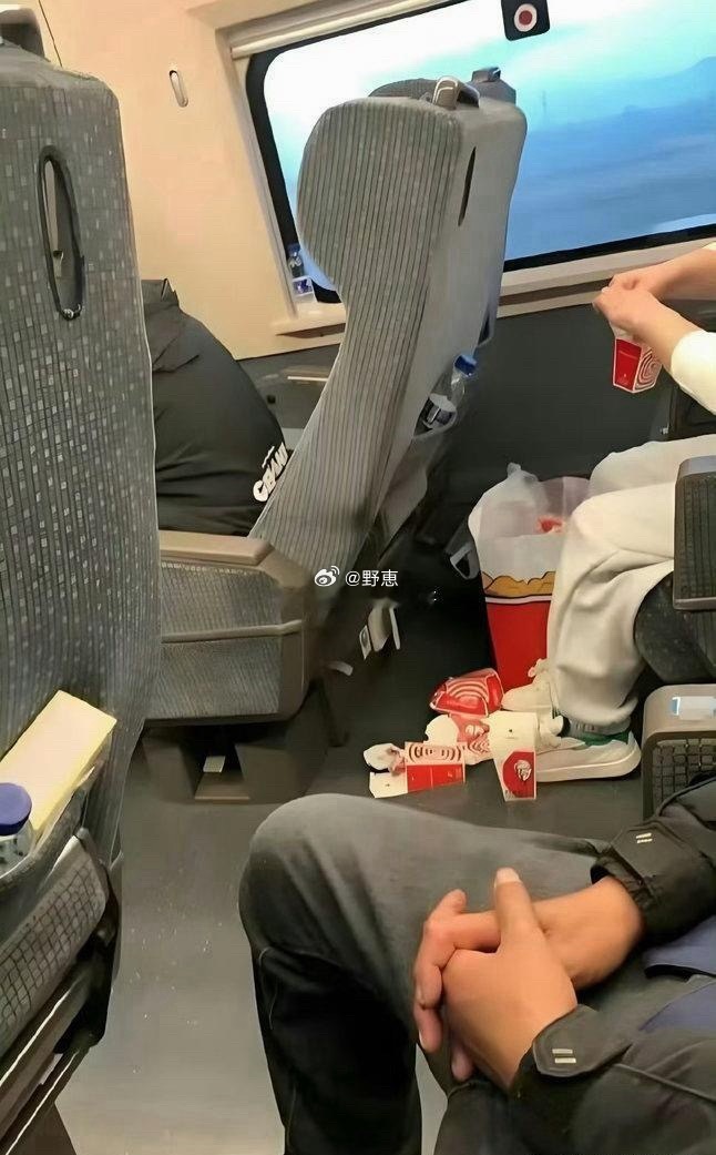 我真的很想告诉她，高铁一等座的小桌板在哪里…… 