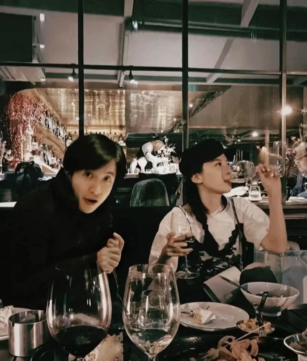 薛之谦老婆高磊鑫气质也太好了吧，小雪糕一定很颜值出众很优秀吧，妈妈要颜值有颜值，