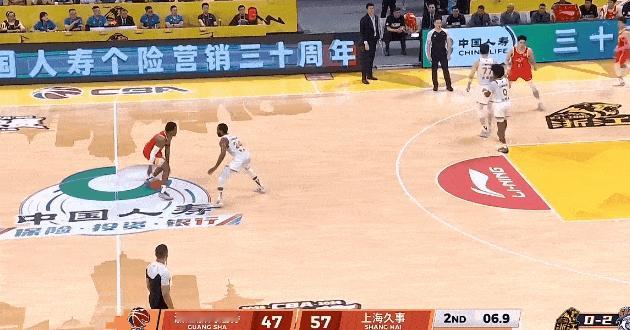弗格抢断被绊倒，上海男篮要违体，裁判回看后：不升级！

总决赛G3第二节最后时刻