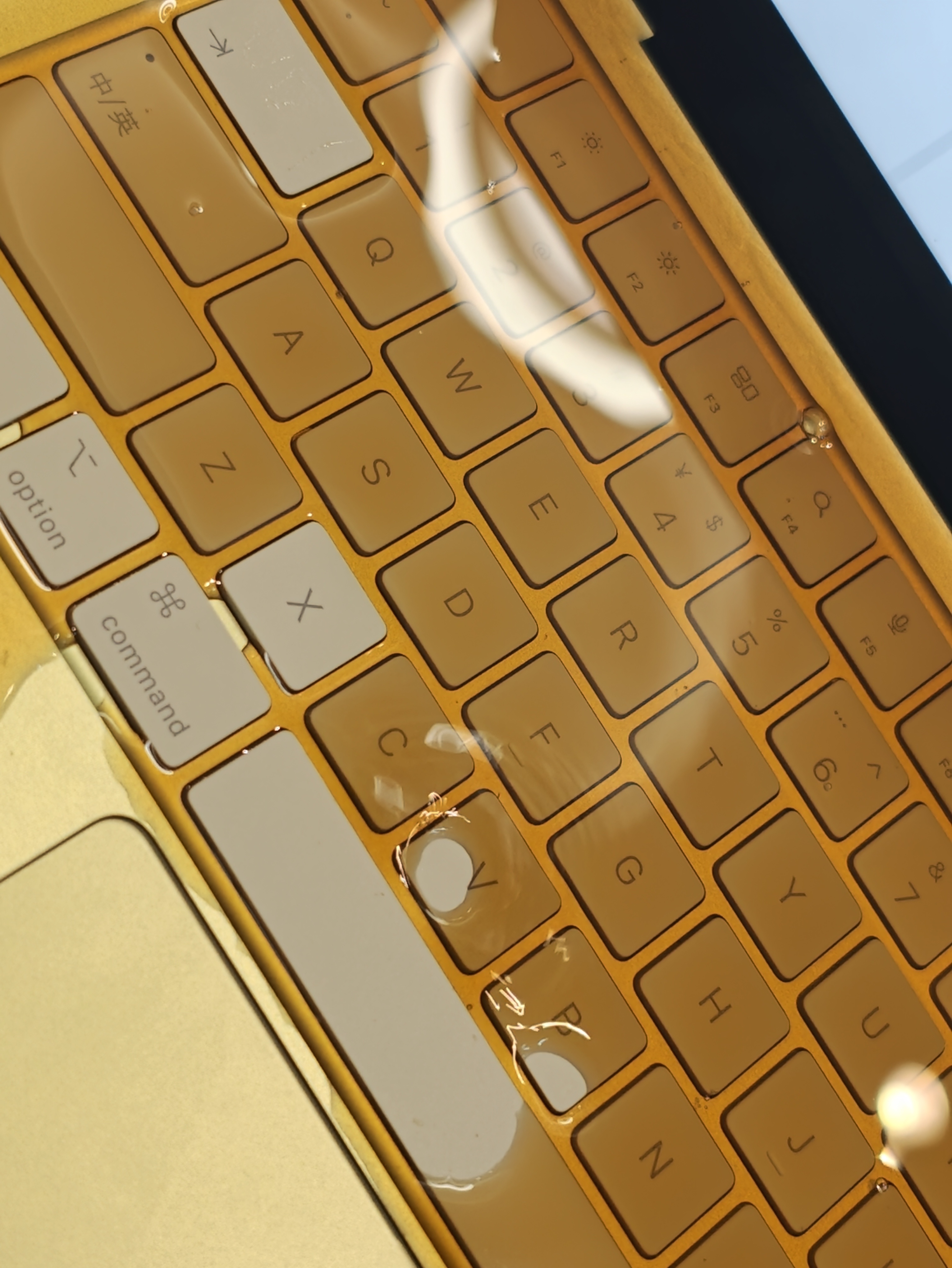 早起正准备工作，咖啡洒到了 MacBook Neo 上 别点赞，我会哭