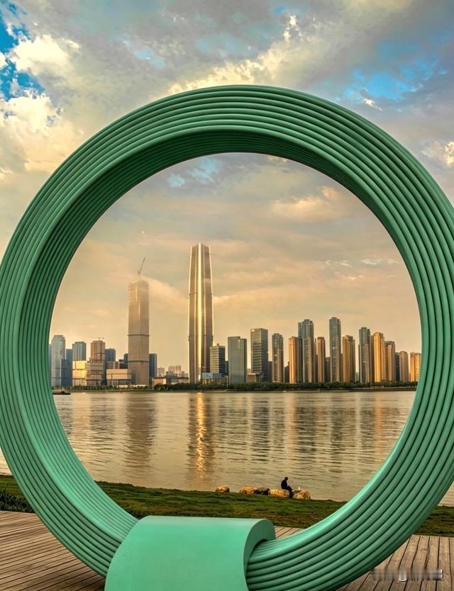 这个风景挺美的吧？我也觉得挺美的。
武汉江滩，这个岸边是“绿圈圈”是很有名的打卡