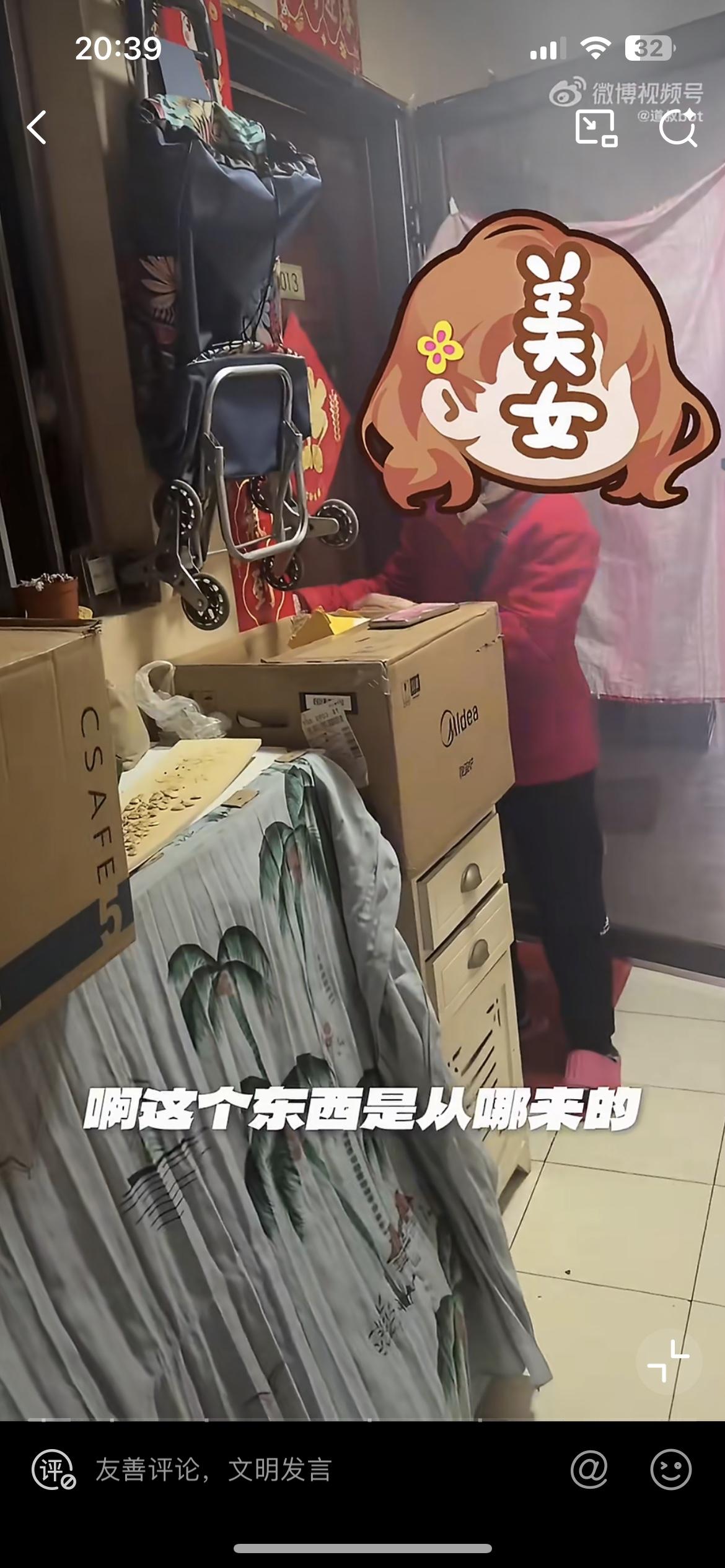 价值上千元的退货被隔壁老太当废品给捡走了，女子找到老太的门口，才发现包装盒已变成